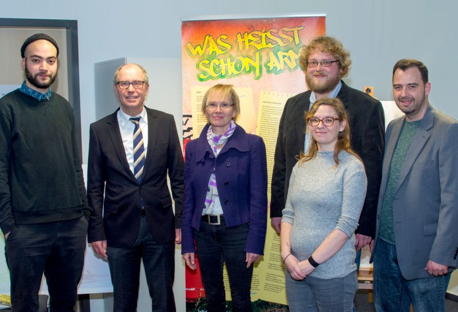 (v.l.) Schirmherr Dean Ruddock, Landrat Manfred Müller, Jutta Vormberg (Diakonie Paderborn-Höxter), Jan-Philipp Krawinkel (Sprecher des Netzwerks und Geschäftsführer des Paritätischen Paderborn), Silvana Freier-Juhnke (Mitarbeiterin im Projekt) und Matthias Kornowski (Projektreferent) bei der Ausstellungseröffnung  Bildnachweis: Amt für Presse- und Öffentlichkeitsarbeit, Kreis Paderborn, Julian Sprenger (v.l.) Schirmherr Dean Ruddock, Landrat Manfred Müller, Jutta Vormberg (Diakonie Paderborn-Höxter), Jan-Philipp Krawinkel (Sprecher des Netzwerks und Geschäftsführer des Paritätischen Paderborn), Silvana Freier-Juhnke (Mitarbeiterin im Projekt) und Matthias Kornowski (Projektreferent) bei der Ausstellungseröffnung  Bildnachweis: Amt für Presse- und Öffentlichkeitsarbeit, Kreis Paderborn, Julian Sprenger